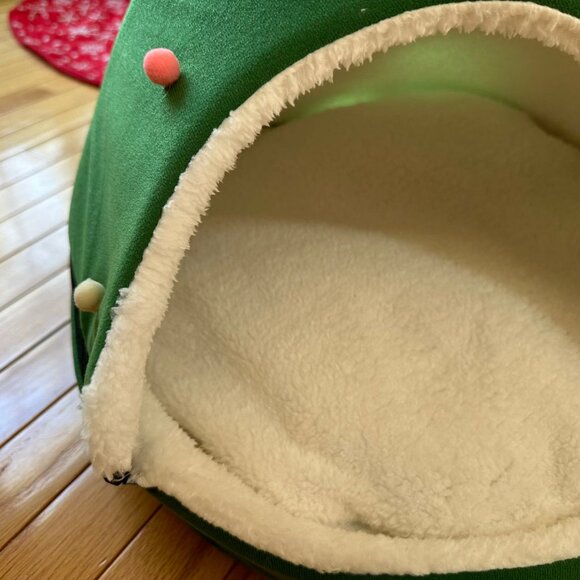 Christmas Pet House Tent Warm Sleeping Bed Indoor for Kitten and Puppy - Picture 7 of 9